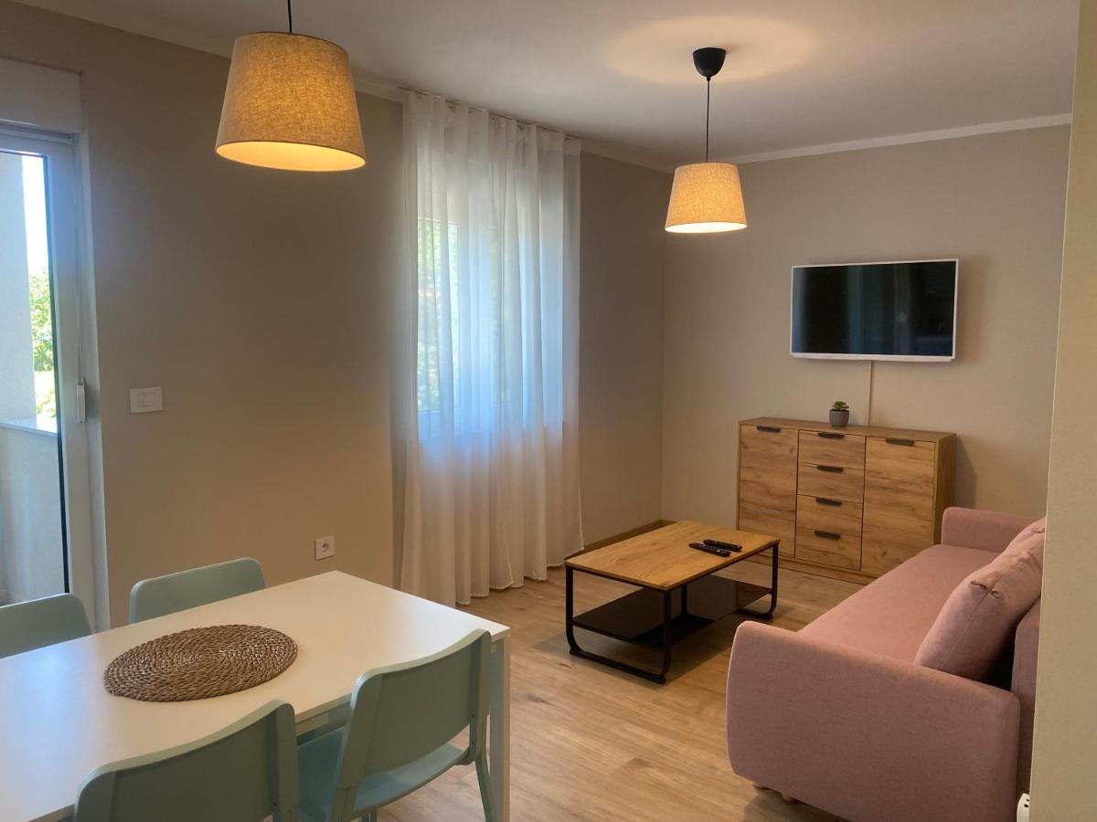 M Plus Residence Pinezići Exteriör bild